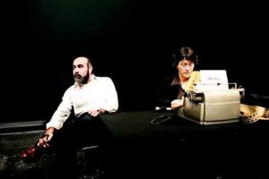 Amira Hass et Mahmoud Al-Safadi, au Théâtre de la Colline, à Paris, travaillant au texte de " MurMure ". PHILIPPE BRAULT/ŒIL PUBLIC POUR " LE MONDE "