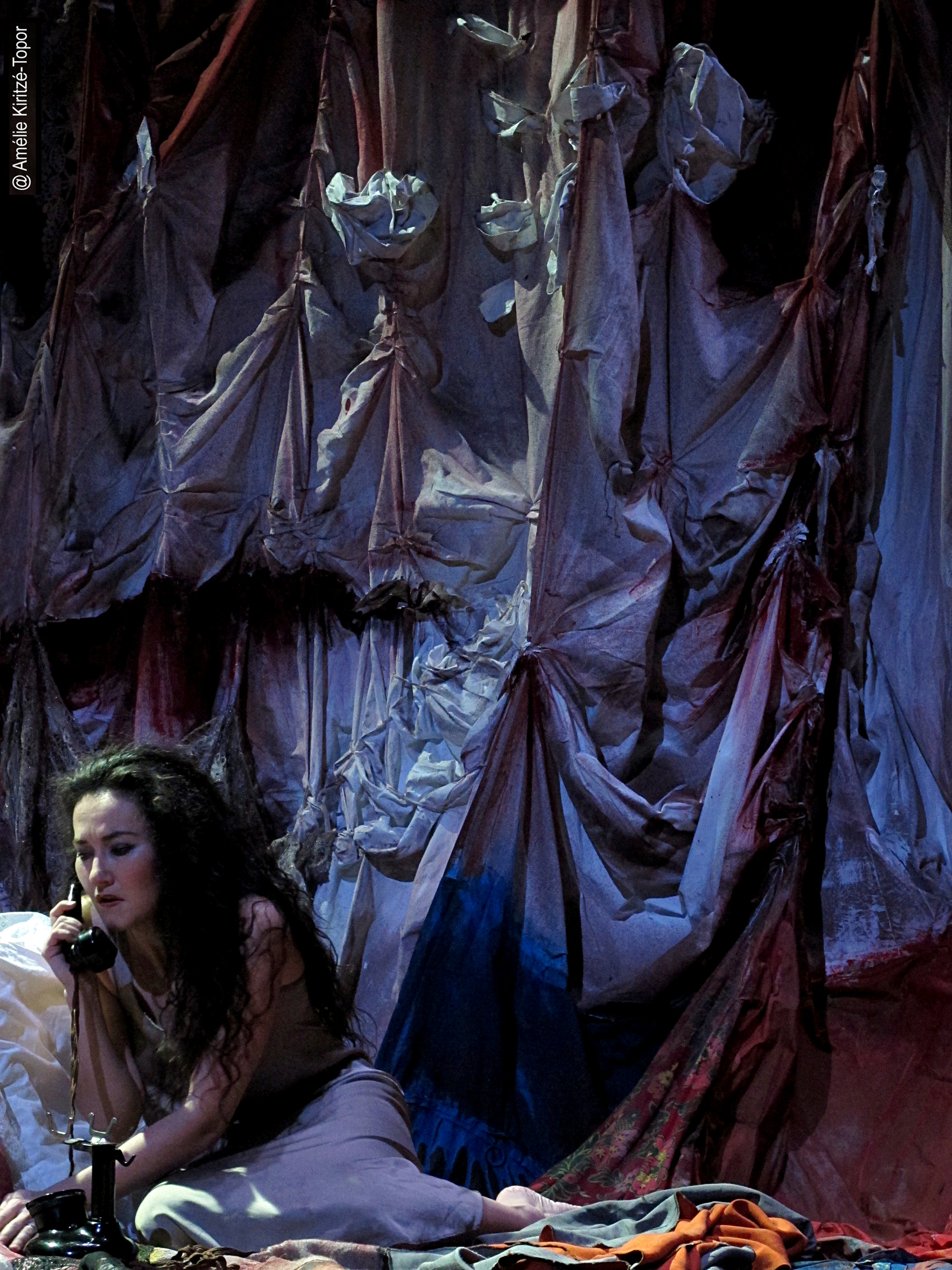 La Voix Humaine : Stéphanie d’Oustrac magistrale dans la dépendance selon Cocteau et Poulenc La Voix Humaine : Stéphanie d’Oustrac magistrale dans la dépendance selon Cocteau et Poulenc