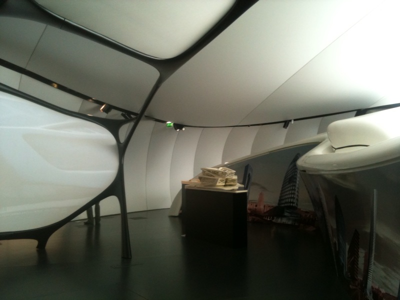 Le Mobile Art de Zaha Hadid s’est lové sur la terrasse de l’IMA Le Mobile Art de Zaha Hadid s’est lové sur la terrasse de l’IMA