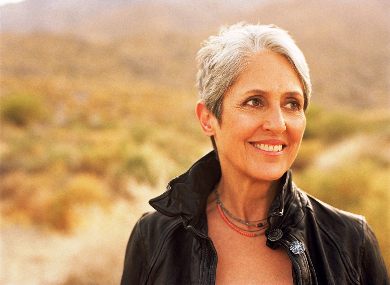 Live-report : Joan Baez, la reine du folk enchante à nouveau le public du Grand Rex (11/10/2011) Live-report : Joan Baez, la reine du folk enchante à nouveau le public du Grand Rex (11/10/2011)