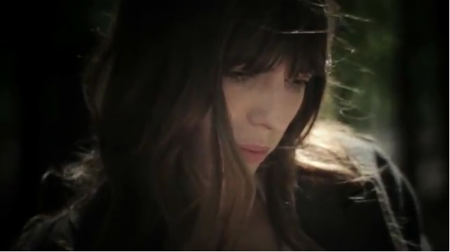 Lou Doillon derrière le micro : un premier clip nostalgique I.C.U. Lou Doillon derrière le micro : un premier clip nostalgique I.C.U.