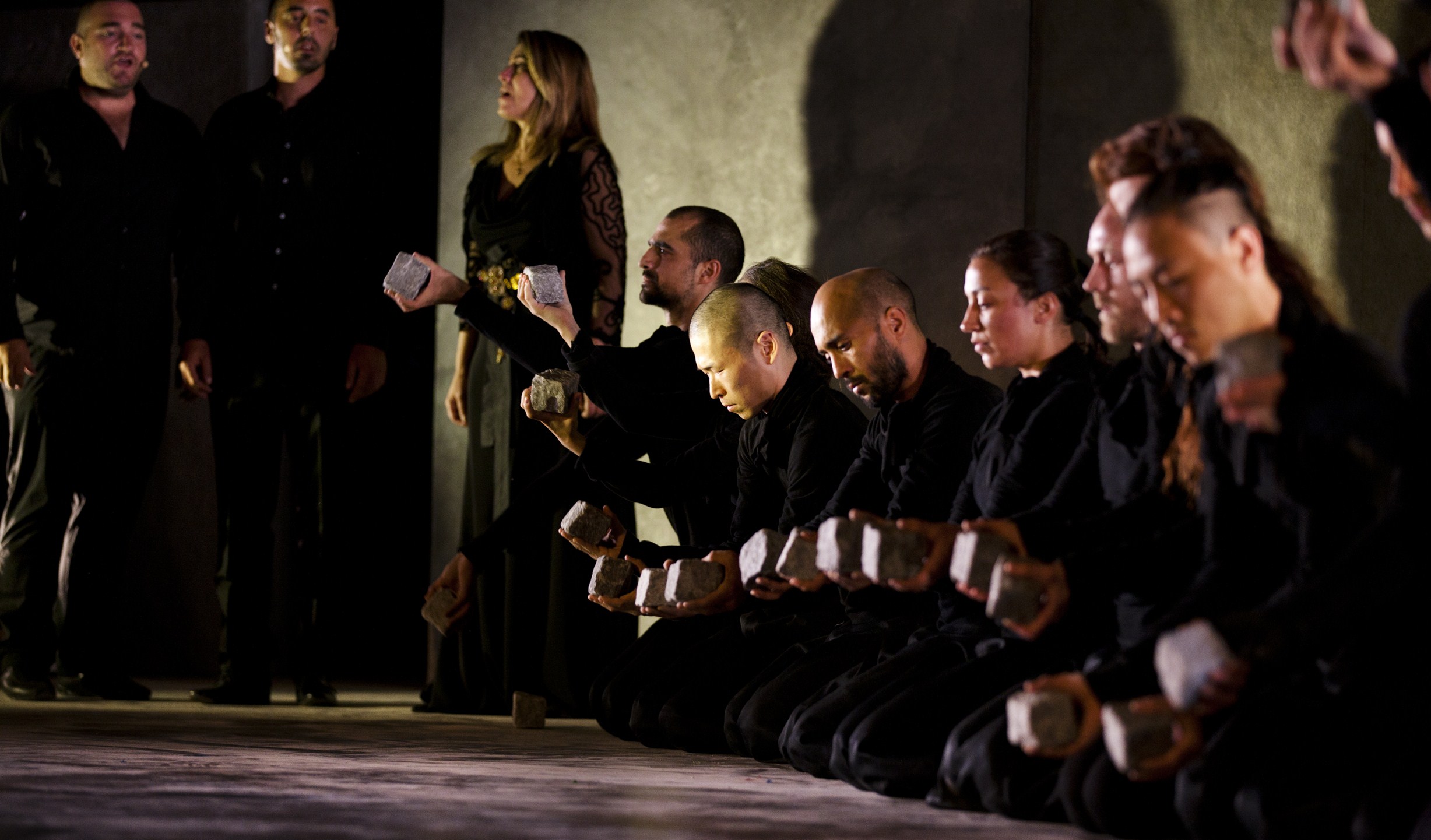 Sidi Larbi Cherkaoui, chorégraphe bâtisseur de Puz/zle à la Carrière de Boulbon Sidi Larbi Cherkaoui, chorégraphe bâtisseur de Puz/zle à la Carrière de Boulbon