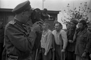 Roman Karmen filme des survivants du camp de Maidanek en aou?t 1944. © RGAKFD