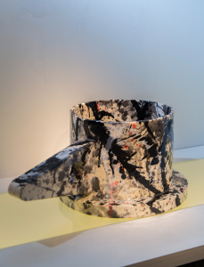 Peter SHIRE "Colossal 02" - 2015 Ceramic 8.5”H x 21.5”L x 13”D (H.21,6 x L.54,6 x D.33 cm) Crédit photo : Franck JESSUELD