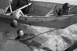 Enfants Badjao. Borneo, mer des célèbes- Courtesy Galerie Argentic © Pierre de Vallombreuse