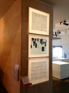 Au milieu: Hans Schimansky, Sans titre, 2009, encre de Chine sur papier, 49,9 x 64,8 cm, courtesy Galerie Jeanne Bucher Jaeger. Photo Bernd Kühnert