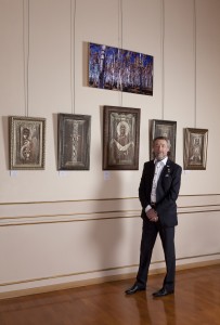 Alexandre Tikhomirov devant certaines oeuvres de l'exposition