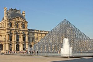 Le Palais du Louvre et la pyramide de Pei
