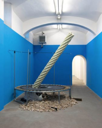 Mircea Cantor, Diagonal Aleppo, 2017 - The artist and Magazzino, Rome, diameter: 23cm; trampolin: 244 x 250 cm.