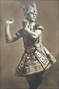 Walery Photographie Nijinsky dans le Dieu bleu Ballet de Michel Fokine Création au Théâtre du Chatelet en 1912 Photo Annie Dalbéra