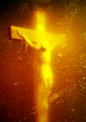 Nouvelles réactions face à “Immersion Piss Christ” d’Andres Serrano