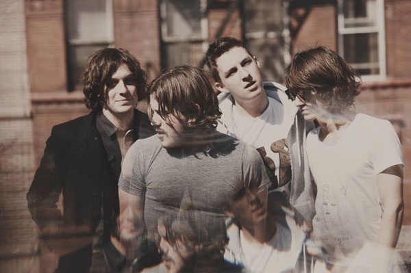 Arctic Monkeys livrent un nouveau clip félin