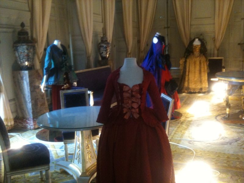 Versailles remet la mode du XVIIIe siècle au goût du jour
