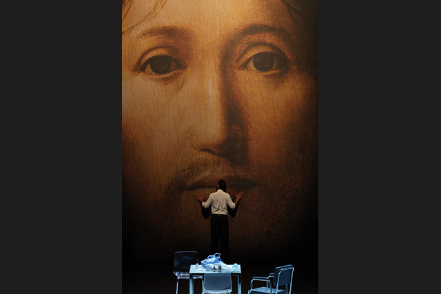 Roméo Castellucci affronte la vacuité humaine dans « Sur le concept du visage du fils de Dieu »