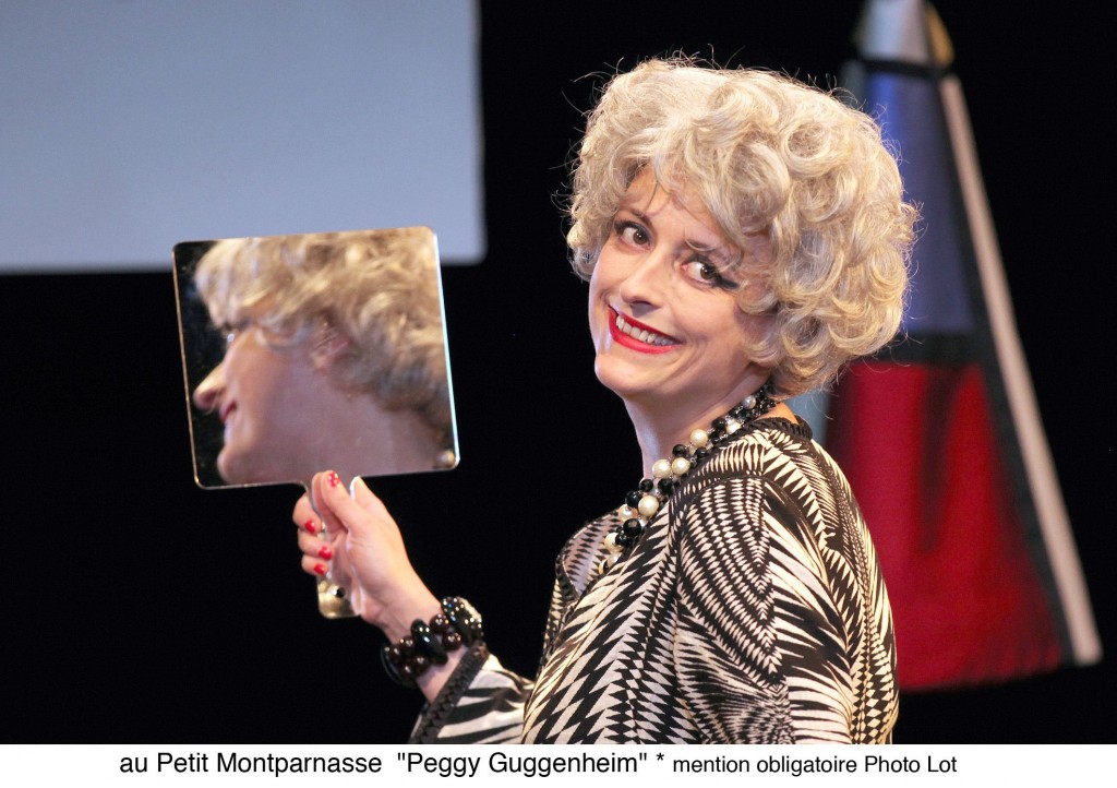 Stéphanie Bataille est Peggy Guggenheim Femme face à son miroir