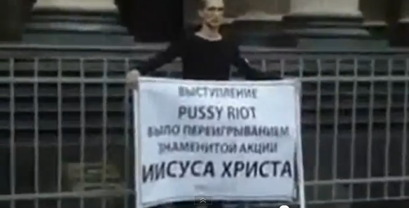 La bouche cousue de Petr Pavlensky  en soutien aux Pussy Riot