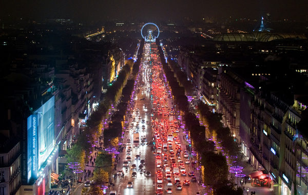 Diane Kruger illumine les Champs-Elysées