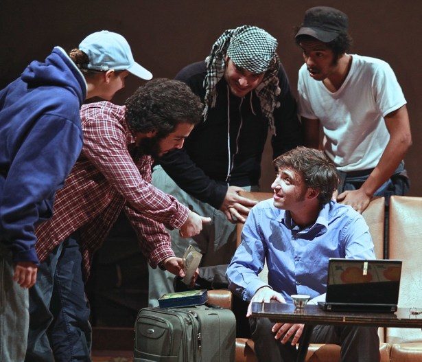 <em></noscript>Les optimistes</em>, les acteurs du théâtre Majâz offrent leur processus de paix