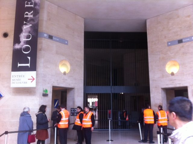 Le Louvre rouvre ses portes sous la surveillance de la police