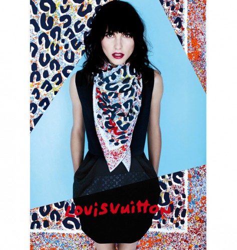 Le retour des foulards d’artiste de chez Louis Vuitton hauts en couleurs