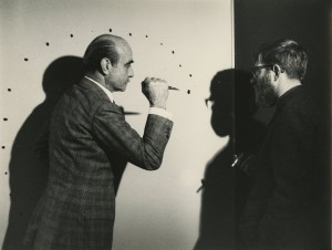 Photographie de Lucio Fontana perforant l’œuvre de Jef Verheyen en 1962 à Knokke, Belgique, Courtesy Filip Tas