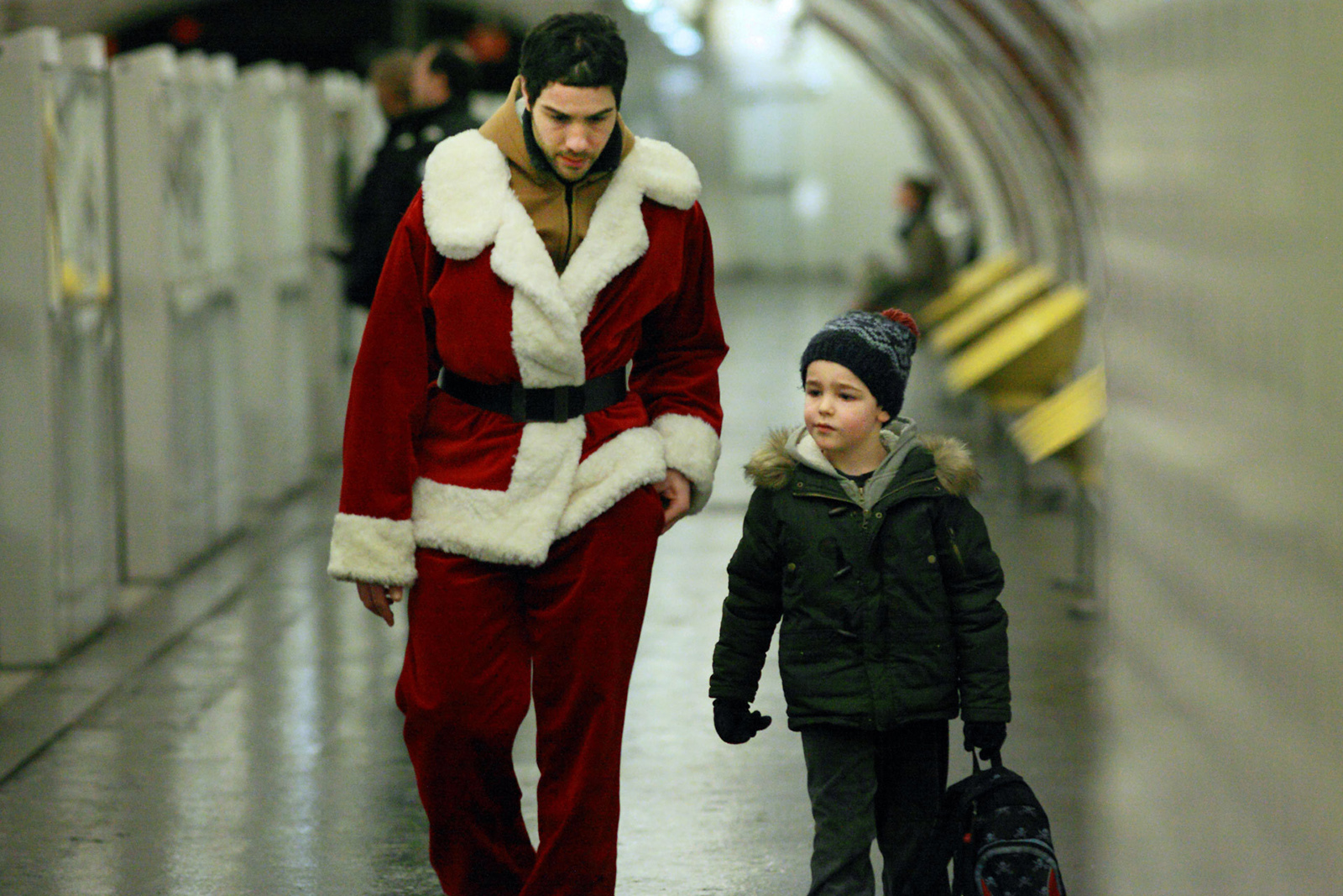 [Critique] « Le Père Noël »Tahar Rahim Bad Santa dans un conte hivernal social et familial 