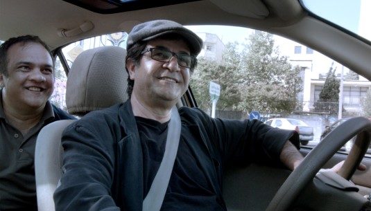 [Berlinale, compétition] Taxi, Jafar Panahi reprend le volant de l’humour
