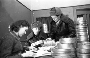 Les ope?rateurs Rafai?l Guikov et Ilya Guttman apportent leurs bobines au studio de Moscou pour de?veloppement en 1943. © RGAKFD