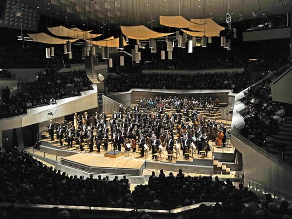 L’Orchestre National de France joue dans le Hall de la Maison de la Radio