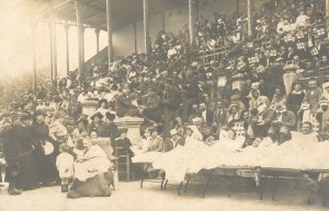 Blessés français et visiteurs dans les tribunes de l'hippodrome, en attendant une cérémonie Carte postale, 1916-1919 Coll. APC Saint-Cloud ©DR