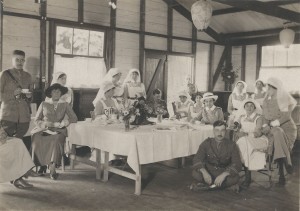 Infirmières et médecins prenant le thé Carte postale, 1916-1919 Coll. M. Litalien ©DR