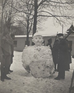 Scène sous la neige Anonyme, Carte postale, 1916-1919 Coll. Michel Litalien © DR