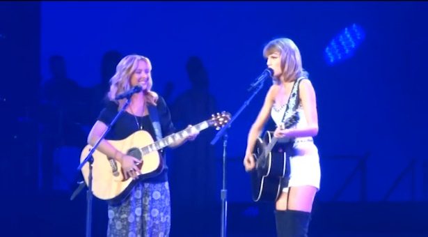 Lisa Kudrow chante « Smelly Cat » au concert de Taylor Swift