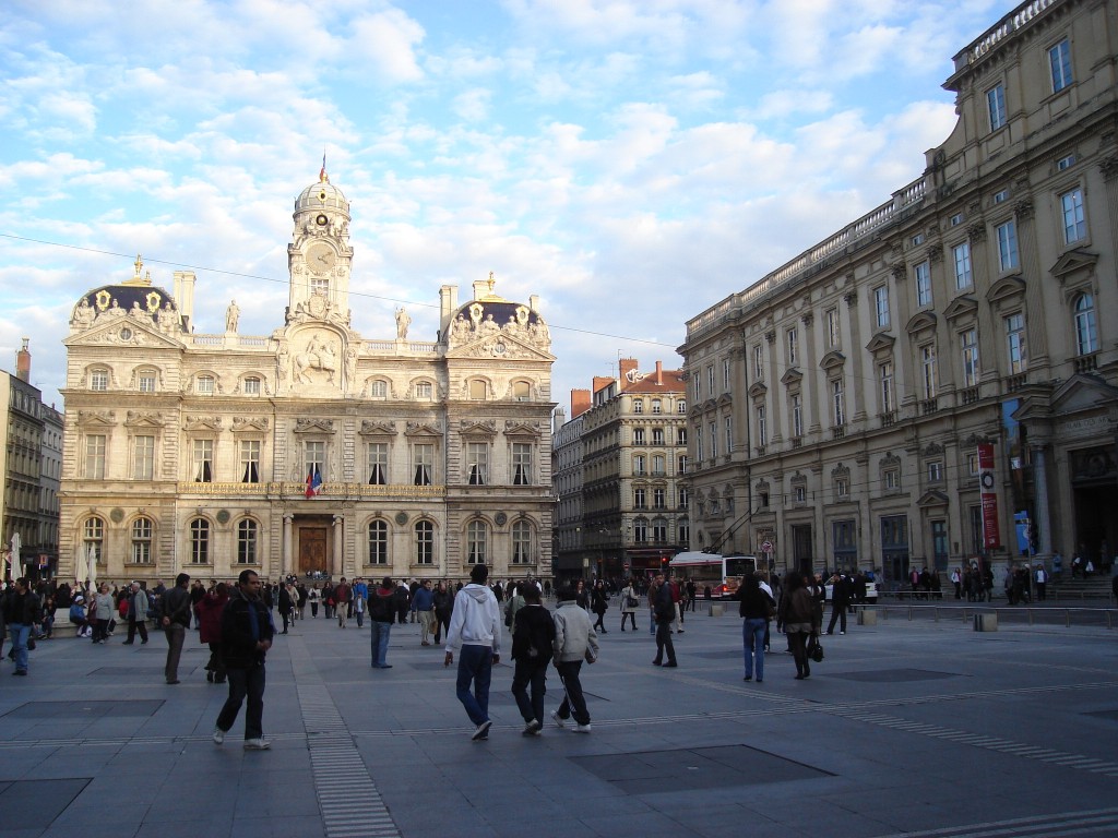 L’artiste Daniel Buren envisage une action en justice contre la ville de Lyon