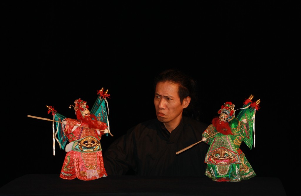 “Teahouse”, spectacle de marionnettes poétique et désabusé sur la lente érosion de la culture traditionnelle chinoise