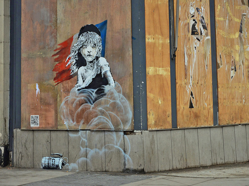Banksy dessine une Cosette en pleurs contre l’utilisation de gaz lacrymogènes sur les migrants de la jungle de Calais