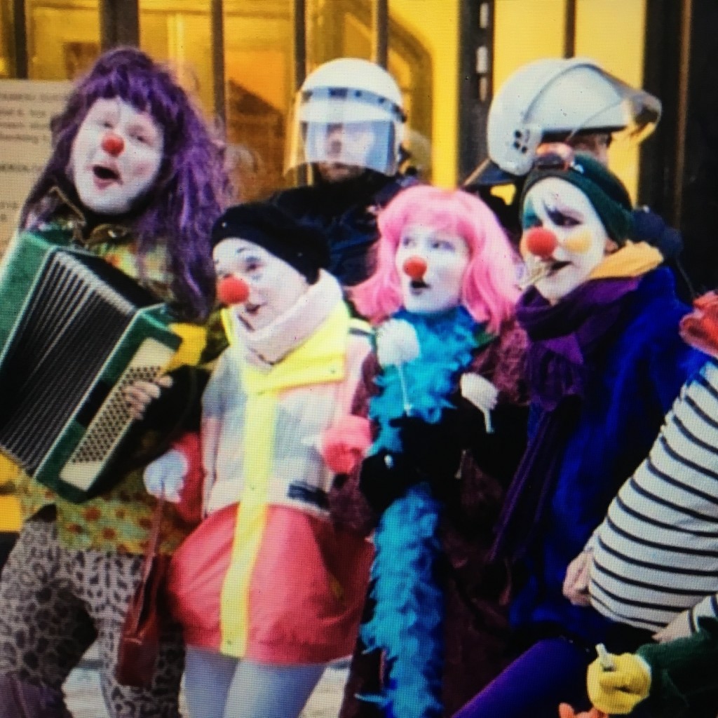 Finlande : des femmes clowns défendent les migrants