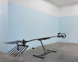 Pierre Gaignard, l’Abbacchiatore, 2015, métal, moteur, 295 x 45 x 68 cm