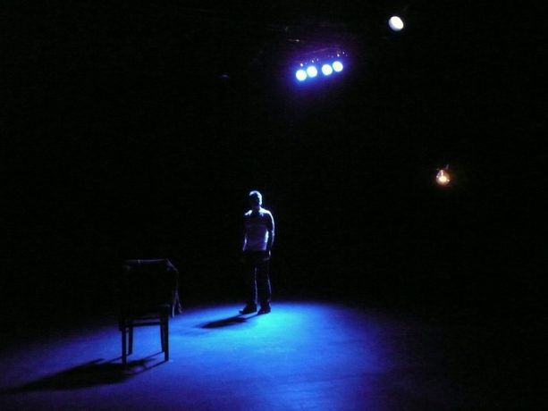 La solitude d’un acteur de peep-show avant son entrée en scène, le conte social de Paul Van Mulder