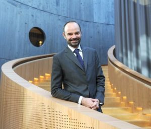 Edouard Philippe dans la moderne médiathèque du Havre