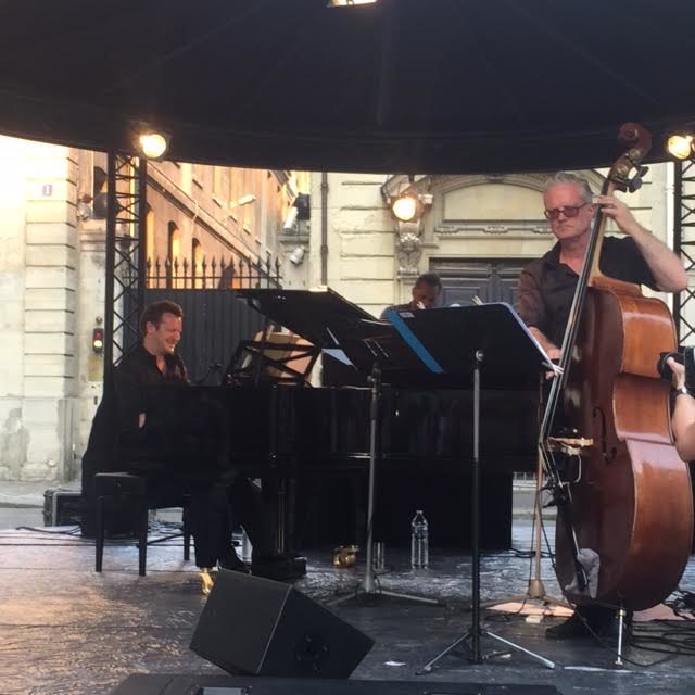 [Live-Report] : Laurent Couson, la Galerie Diane de Polignac et Charles Schillings font la fête de la musique avant l’heure Place Thomas d’Aquin