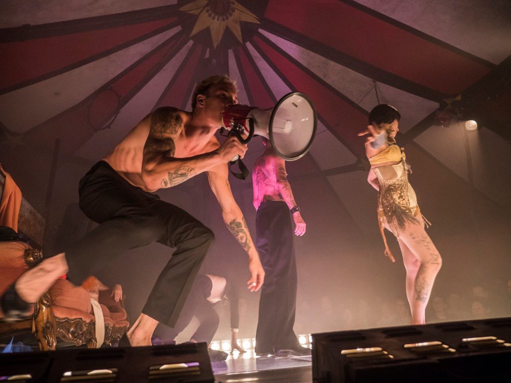 Sexy et vertigineux, bruyant et insoumis: “Electric Sideshow”, la nouvelle provocation du Cirque Electrique [Chalon Dans La Rue]