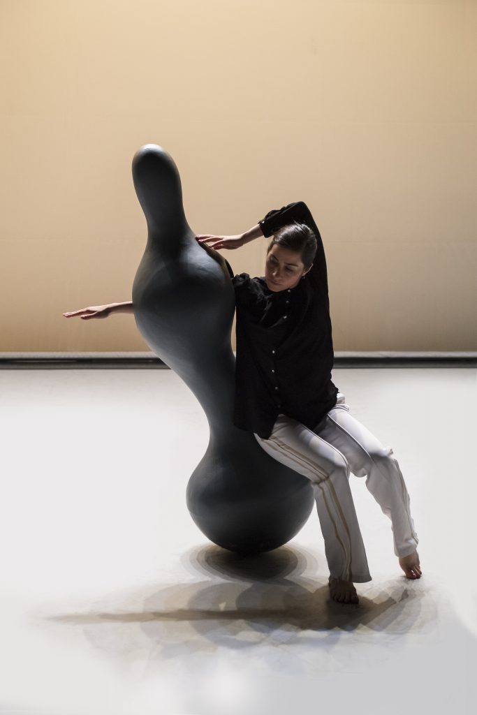 “Oscyl” danse avec ses sculptures anthropomorphiques au Festival Mondial des Théâtres de Marionnettes