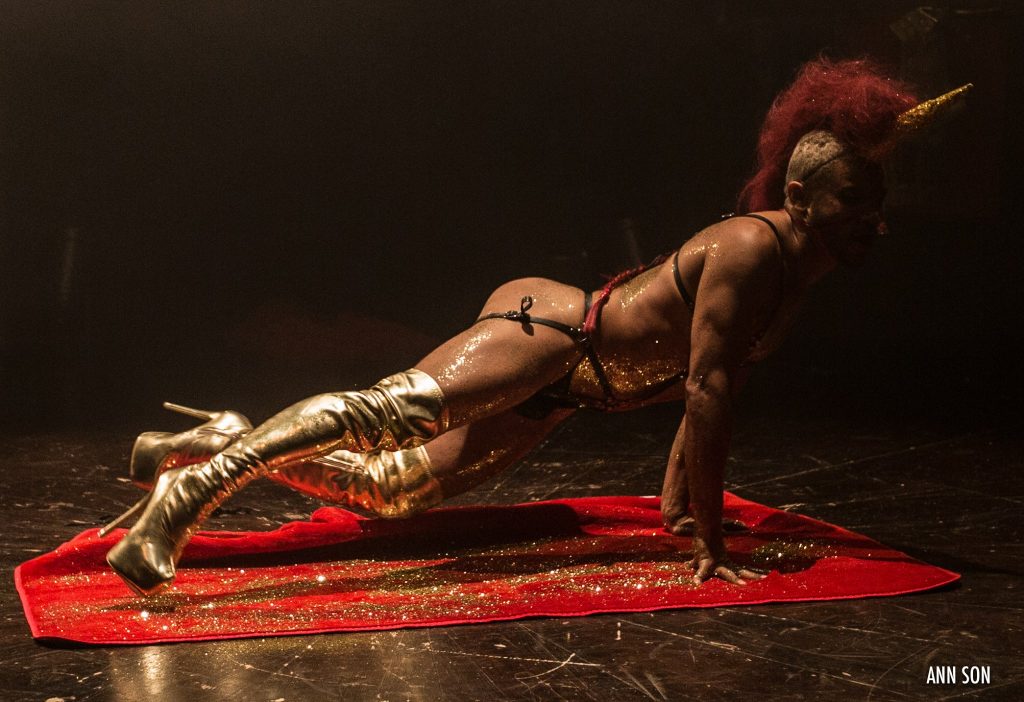 Le « Fantastic Cabaret Noir », un burlesque queer en demi-teintes