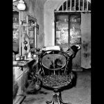 Nino Migliori, Il garzone del barbiere, 1956 Se?rie « Gente del Sud » © Fondazione Nino Migliori, Bologna, Italie