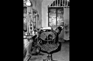 Nino Migliori, Il garzone del barbiere, 1956 Se?rie « Gente del Sud » © Fondazione Nino Migliori, Bologna, Italie