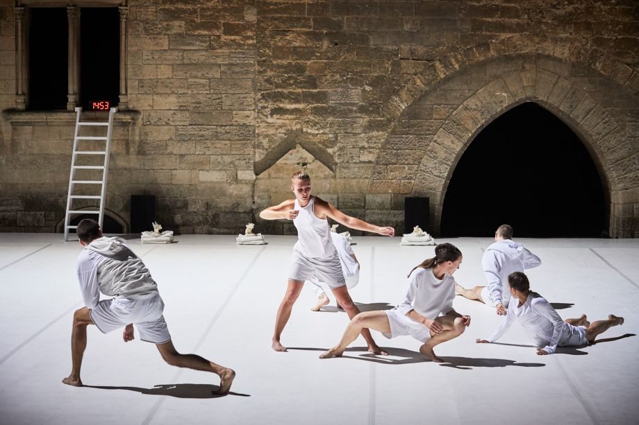 “Story Water” : à Avignon, Emanuel Gat et l’Ensemble Modern affirment une liberté contemporaine