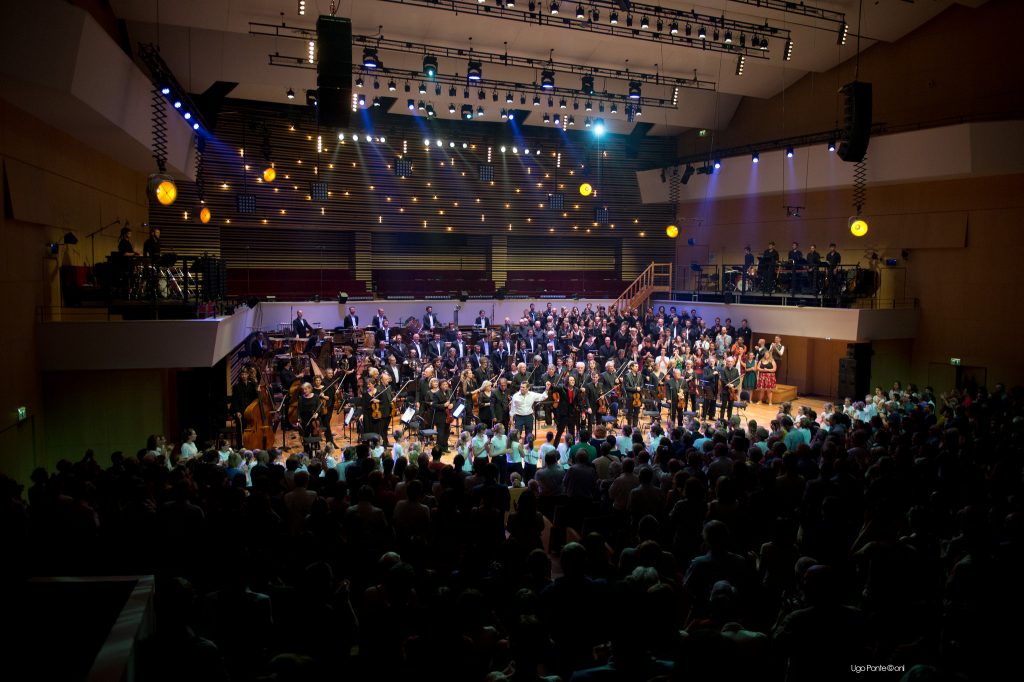 “Mass” de Leonard Bernstein au Nouveau Siècle de Lille, feu d’artifice de joie et de ferveur