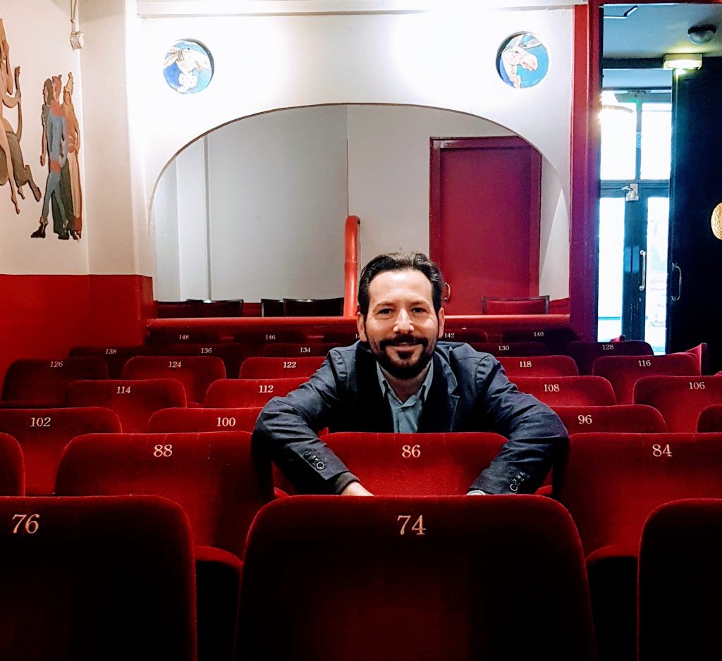 Entretien avec Régis Mailhot, directeur du Théâtre des Deux Ânes, qui défend le « rire qui comme résistance »