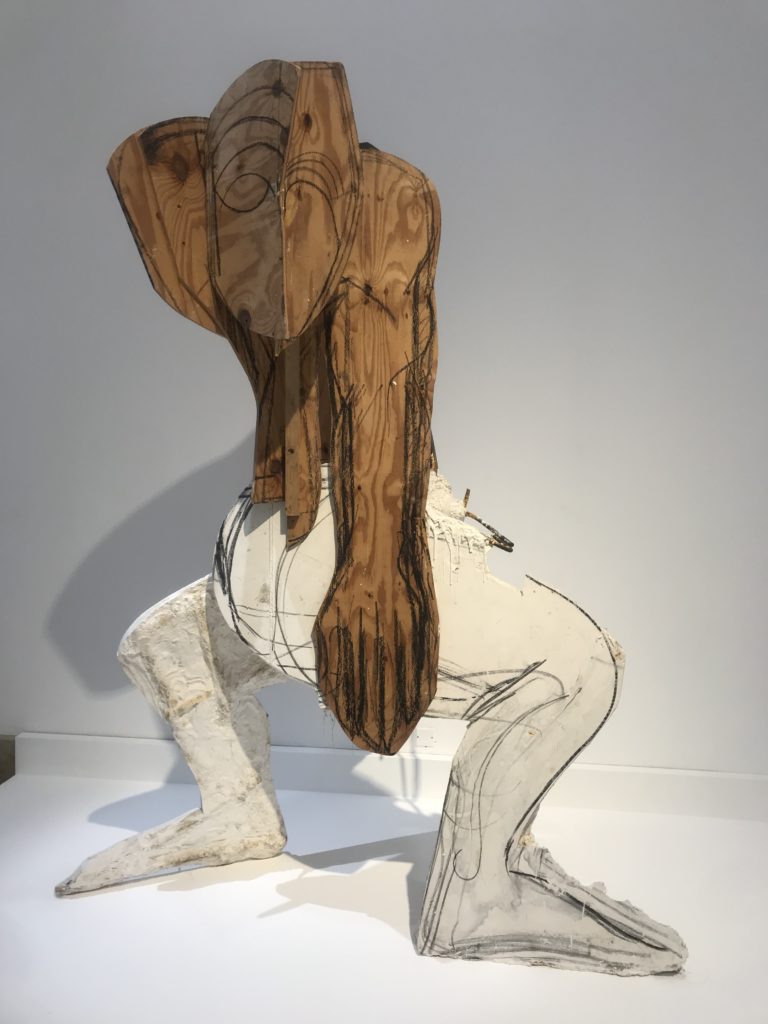Les sculptures hybrides de Thomas Houseago investissent le Musée d’Art Moderne
